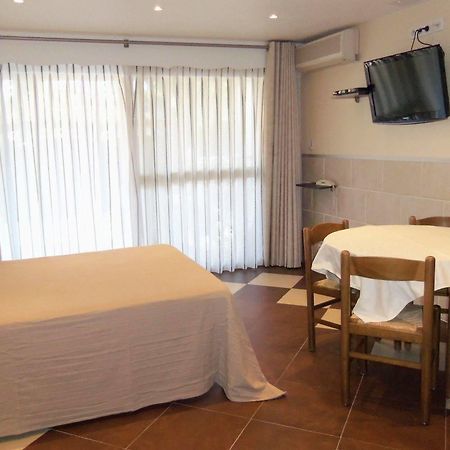 Hotel Et Studios Les Amandiers Saint-Raphaël Esterno foto