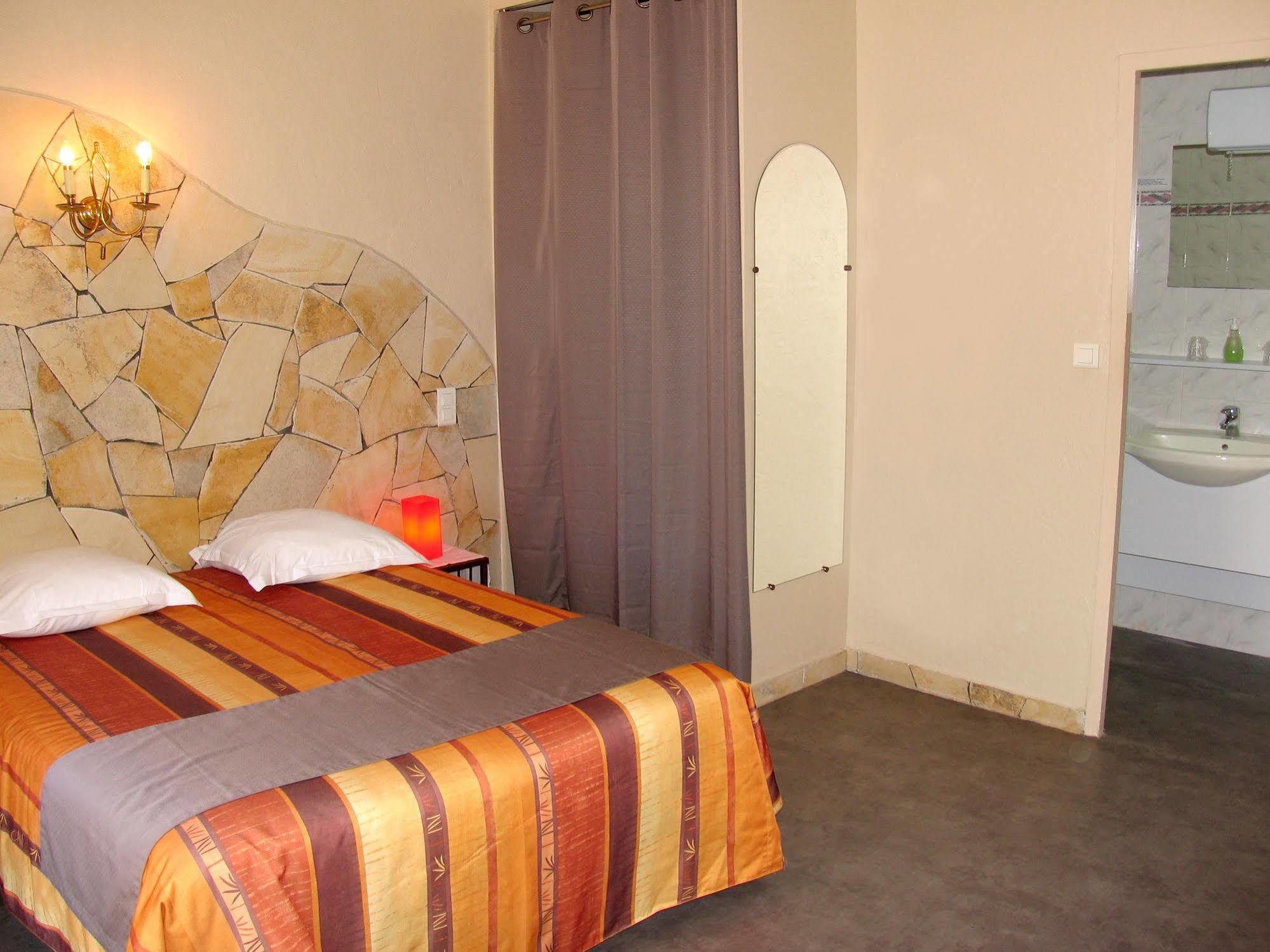 Hotel Et Studios Les Amandiers Saint-Raphaël Esterno foto