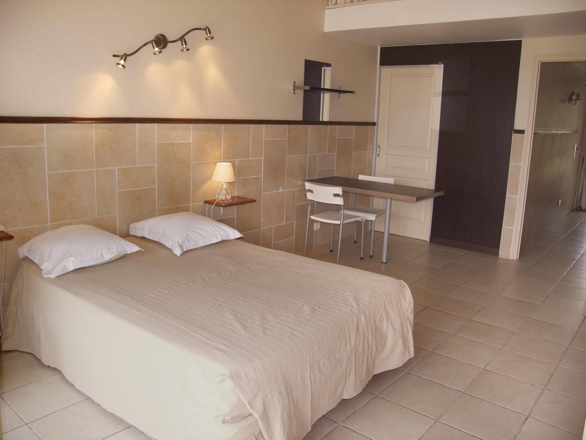 Hotel Et Studios Les Amandiers Saint-Raphaël Esterno foto