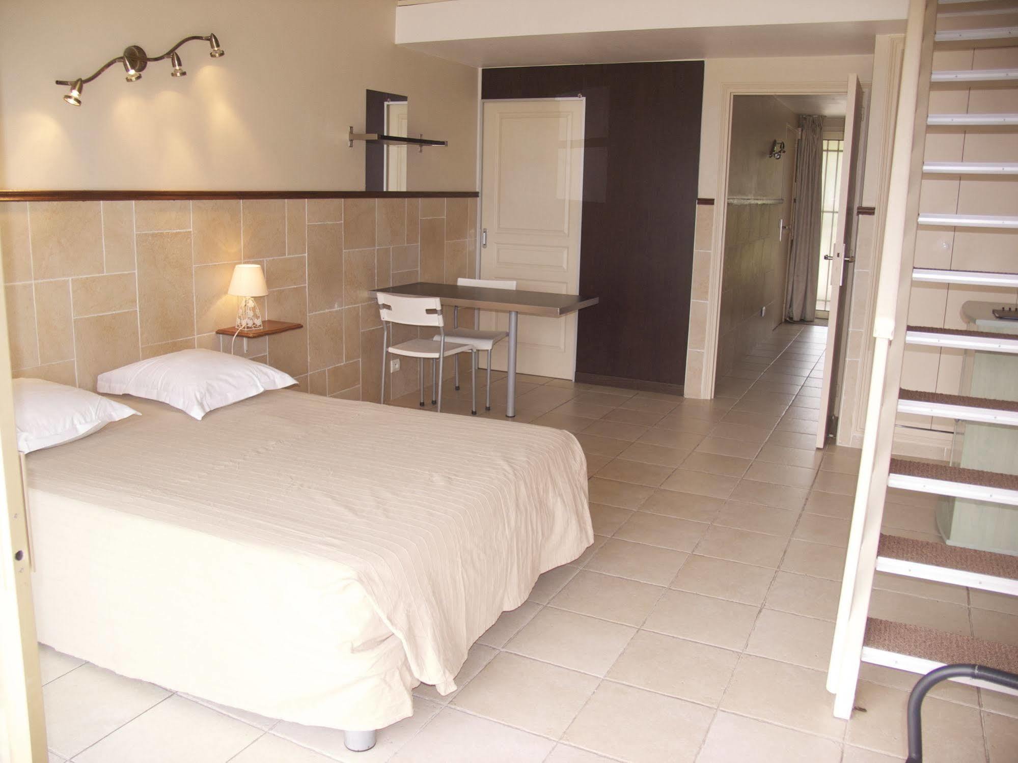 Hotel Et Studios Les Amandiers Saint-Raphaël Esterno foto
